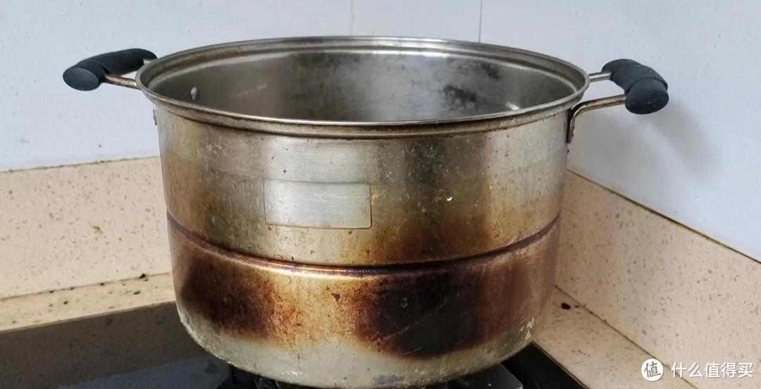 不锈钢锅发黑怎么办?涂点这个东西,擦一擦,瞬间光亮如新