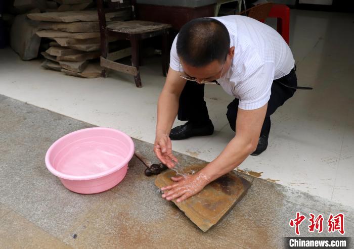 一方精砚岁余工 探寻江西修水贡砚制作技艺