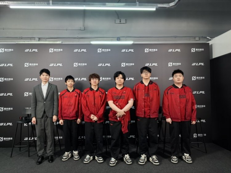 FPX赛后群访 对明天比赛的期待看枪哥能拿出来什么新英雄