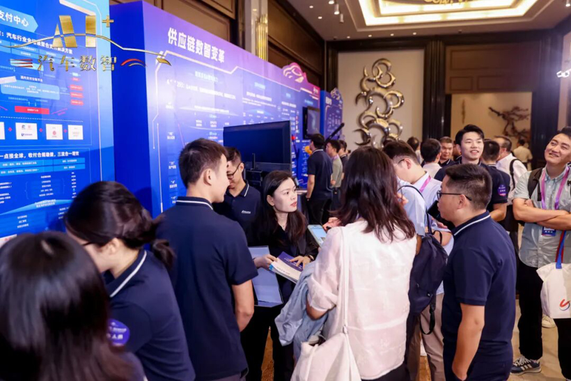 “联创AI势能 友享数智变革”2025AI+汽车数智创享年会在武汉盛大召开