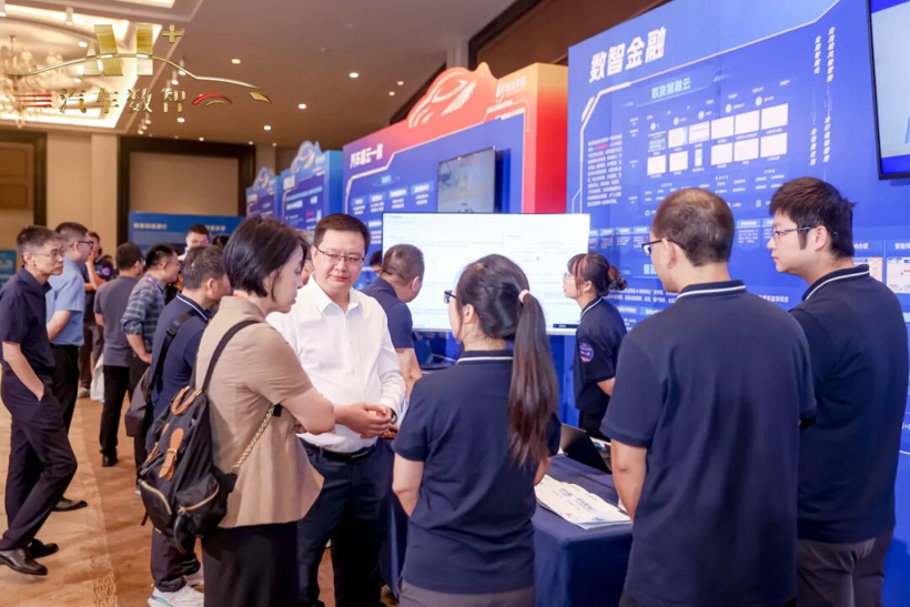 “联创AI势能 友享数智变革”2025AI+汽车数智创享年会在武汉盛大召开