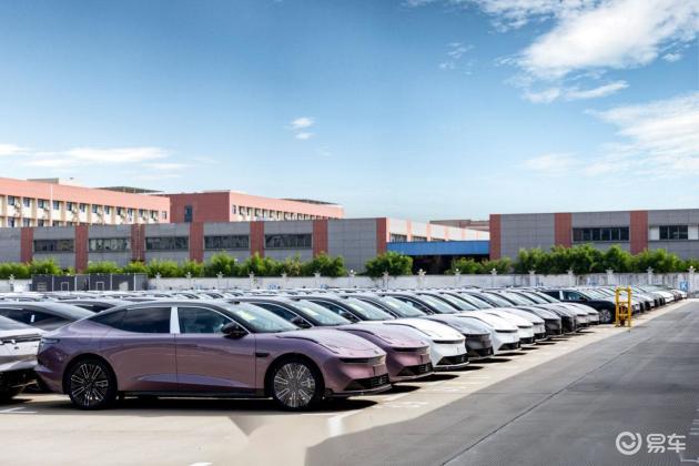 领克10EM-P：混动轿车新爆款，首月销量破万