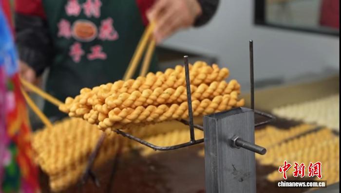 (乡村行·看振兴)山西万荣“西村麻花”:从灶台到车间 传统手艺“炸”出致富新路,(乡村行·看振兴)山西万荣“西村麻花”:从灶台到车间 传统手艺“炸”出致富新路